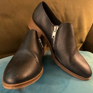 AMERICAN EAGLE Zipper Ankle Booties